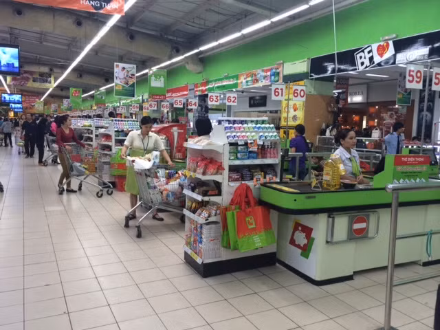 Quầy thanh toán tại siêu thị BigC vắng khách. (Ảnh vietnamnet)