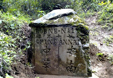 Cột mốc thuộc tỉnh Vân Nam còn ghi hai bên là ‘Trung Hoa’ và ‘An Nam’. Cột mốc thuộc tỉnh Vân Nam còn ghi hai bên là ‘Trung Hoa’ và ‘An Nam’.