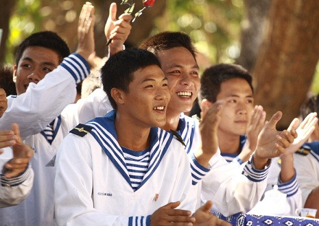 Vượt qua gian khổ những người lính Trường Sa nước da màu nẵng vẫn lạc quan yêu đời với nụ cười luôn nở trên môi. Vượt qua gian khổ những người lính Trường Sa nước da màu nẵng vẫn lạc quan yêu đời với nụ cười luôn nở trên môi.