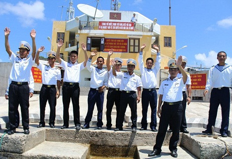 Gửi đất liền nụ cười quyết thắng. Gửi đất liền nụ cười quyết thắng.