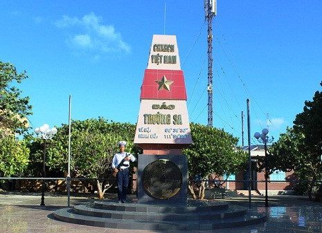 ...bởi đêm ngày các anh luôn chắc tay súng gìn giữ biển đảo quê hương. ...bởi đêm ngày các anh luôn chắc tay súng gìn giữ biển đảo quê hương.
