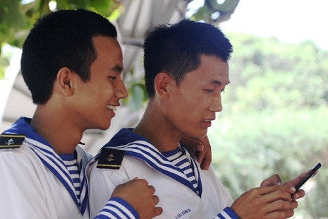 Tranh thủ liên lạc về đất liền. Tranh thủ liên lạc về đất liền.