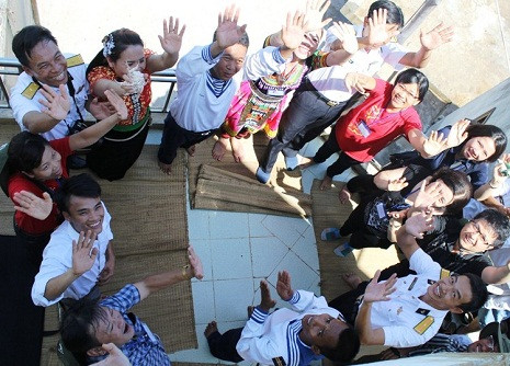 Những ngày có đoàn từ đất liền đến thăm, đảo vui như ngày hội. Những ngày có đoàn từ đất liền đến thăm, đảo vui như ngày hội.