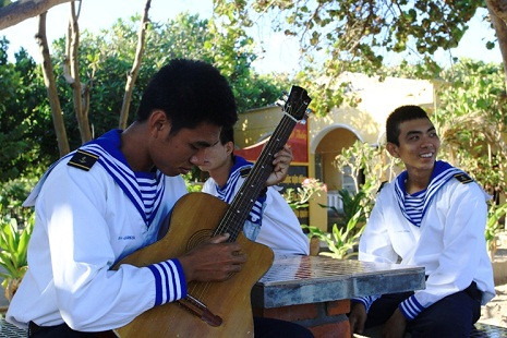 ...các chiến sĩ trẻ Trường Sa lại thư thái bên đồng đội. ...các chiến sĩ trẻ Trường Sa lại thư thái bên đồng đội.