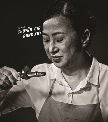 Cô Ánh - Chuyên gia rang xay. Cô Ánh - Chuyên gia rang xay.