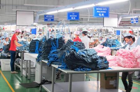 Công nhân Công ty PAR EASTERS APPAPEL Khu công nghiệp VISIPI Bình Dương trở lại làm việc ngày 16/5. (Ảnh: Báo quân đội nhân dân). Công nhân Công ty PAR EASTERS APPAPEL Khu công nghiệp VISIPI Bình Dương trở lại làm việc ngày 16/5. (Ảnh: Báo quân đội nhân dân).