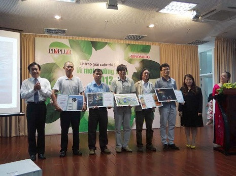 5 tác giả nhận giải khuyến khích của cuộc thi. 5 tác giả nhận giải khuyến khích của cuộc thi.