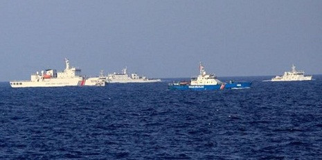 Tàu Trung Quốc trên khu vực giàn khoan 981 đang hạ đặt trái phép trên vùng chủ quyền của Việt Nam. Tàu Trung Quốc trên khu vực giàn khoan 981 đang hạ đặt trái phép trên vùng chủ quyền của Việt Nam.