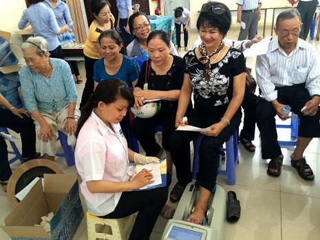 Vinamilk tổ chức đo loãng xương cho người cao tuổi, giúp người cao tuổi phát hiện và phòng ngừa loãng xương. Vinamilk tổ chức đo loãng xương cho người cao tuổi, giúp người cao tuổi phát hiện và phòng ngừa loãng xương.