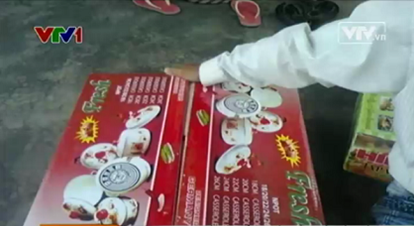 Những “bộ nồi tráng men” được các đối tượng lừa đảo (Ảnh: Cắt từ clip VTV) Những “bộ nồi tráng men” được các đối tượng lừa đảo (Ảnh: Cắt từ clip VTV)