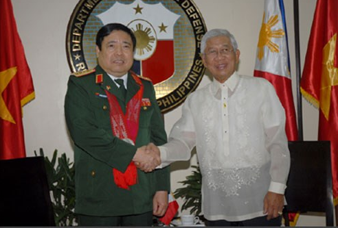 Bộ trưởng Quốc phòng Việt Nam Phùng Quang Thanh và Bộ trưởng Quốc phòng Philippines Voltaire Gazmin.