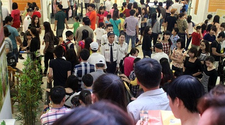 Ngoài ra, khu mua sắm cũng chật kín khách. (Ảnh báo Kiến thức) Ngoài ra, khu mua sắm cũng chật kín khách. (Ảnh báo Kiến thức)