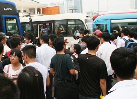 Tại bãi xe, không khí vô cùng ngột ngạt bởi lượng người tập trung quá đông. (Ảnh báo Đời sống và Pháp luật) Tại bãi xe, không khí vô cùng ngột ngạt bởi lượng người tập trung quá đông. (Ảnh báo Đời sống và Pháp luật)