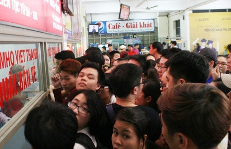 Dòng người chen lấn mua vé tại bến xe Mỹ Đình (Từ Liêm, HN) trong những ngày đầu của kỳ nghỉ lễ. (Ảnh báo Đời sống và Pháp luật) Dòng người chen lấn mua vé tại bến xe Mỹ Đình (Từ Liêm, HN) trong những ngày đầu của kỳ nghỉ lễ. (Ảnh báo Đời sống và Pháp luật)