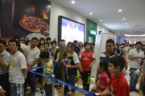 Hàng trăn người xếp hàng dài chờ tới lượt mua vé (Ảnh: Nguyễn Tuấn) Hàng trăn người xếp hàng dài chờ tới lượt mua vé (Ảnh: Nguyễn Tuấn)