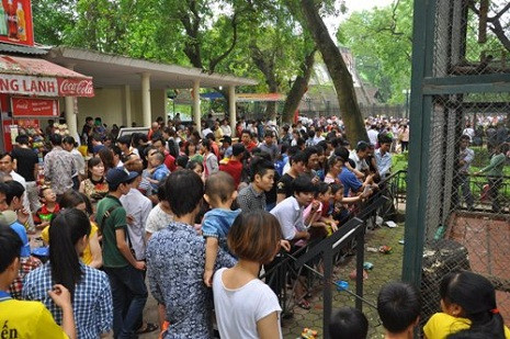 Người dân chen lấn khắp các lối đi và xung quanh các chuồng thú. (Ảnh: Xuân Bùi) Người dân chen lấn khắp các lối đi và xung quanh các chuồng thú. (Ảnh: Xuân Bùi)