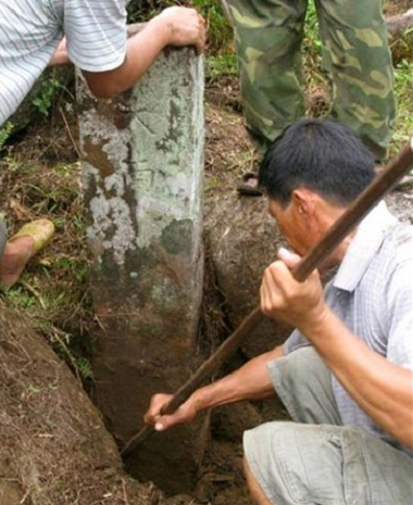 Trung Quốc cho đào cột mốc theo hiệp ước Pháp-Thanh 1887-1895, trong hình là cột mang dòng chữ Đại Nam Quốc Giới tại Đông Hưng, Quảng Tây. Trung Quốc cho đào cột mốc theo hiệp ước Pháp-Thanh 1887-1895, trong hình là cột mang dòng chữ Đại Nam Quốc Giới tại Đông Hưng, Quảng Tây.