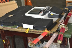 Kiếm và các hộp thiết bị phát sóng. (Ảnh: Báo Hải quan)