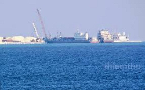 Trung Quốc đang xây dựng căn cứ ở Gạc Ma. Trung Quốc đang xây dựng căn cứ ở Gạc Ma.