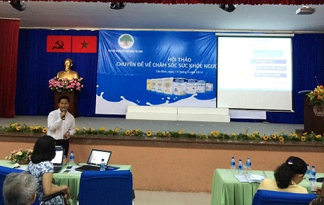 Ông Nguyễn Văn Lực – Trưởng ban Tác nghiệp Marketing ngành hàng sữa bột (Vinamilk) chia sẻ những thông tin hữu ích của các sản phẩm dinh dưỡng dành cho người cao tuổi Ông Nguyễn Văn Lực – Trưởng ban Tác nghiệp Marketing ngành hàng sữa bột (Vinamilk) chia sẻ những thông tin hữu ích của các sản phẩm dinh dưỡng dành cho người cao tuổi