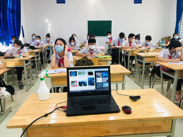 Một tiết học với 2 phương pháp dạy trực tiếp và dạy trực tuyến. (Ảnh tác giả)