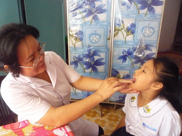 Nhân viên y tế trường học đang khám răng cho học sinh (Ảnh tác giả) Nhân viên y tế trường học đang khám răng cho học sinh (Ảnh tác giả)