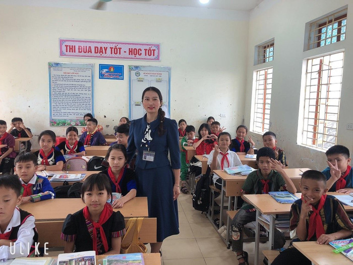 Cô giáo Lê Na với học sinh Kỳ Sơn (Ảnh nhân vật cung cấp) Cô giáo Lê Na với học sinh Kỳ Sơn (Ảnh nhân vật cung cấp)
