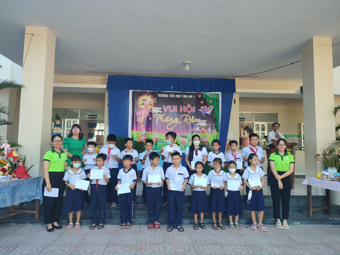 Học sinh khó khăn Trường Tiểu học Tân An 1 được Công ty Trầm Hương Hoàng Giang trao 20 suất bảo hiểm (Ảnh tác giả) Học sinh khó khăn Trường Tiểu học Tân An 1 được Công ty Trầm Hương Hoàng Giang trao 20 suất bảo hiểm (Ảnh tác giả)