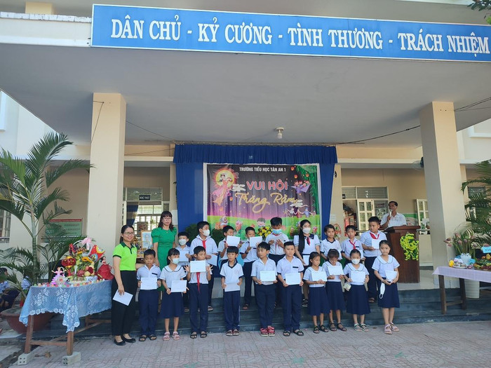 Công ty Trầm Hương HaGa tặng bảo hiểm y tế cho học sinh trường Tiểu học Tân An 1 (Ảnh Phan Tuyết) gdvn-trao bảo hiểm y tế.jpg