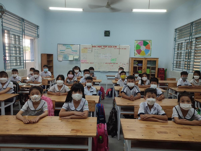 Học sinh tiểu học ở thị xã La Gi đang học 10 buổi/tuần. (Ảnh tác giả)