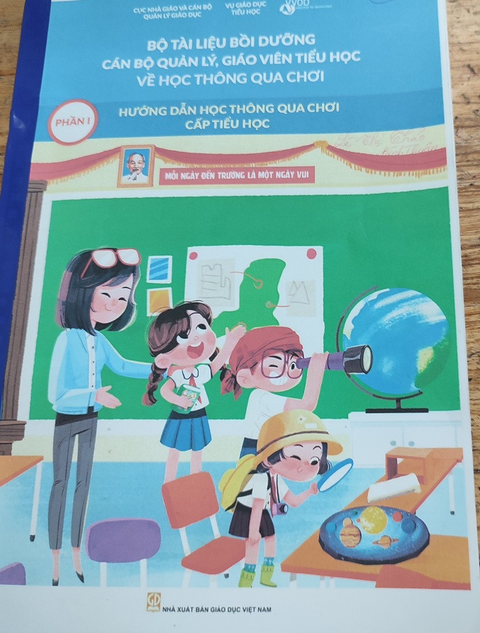 Lớp học không bàn ghế, chỉ có hơn hai chục em nhưng có tới 2 giáo viên hướng dẫn (Ảnh chụp màn hình).