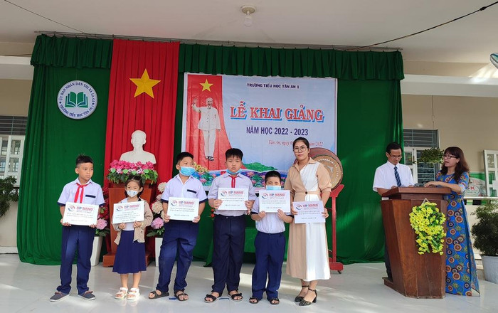 Năm nào nhà trường cũng kết nối với một số nhà hảo tâm tài trợ bảo hiểm cho học sinh khó khăn (Ảnh tác giả) Năm nào nhà trường cũng kết nối với một số nhà hảo tâm tài trợ bảo hiểm cho học sinh khó khăn (Ảnh tác giả)