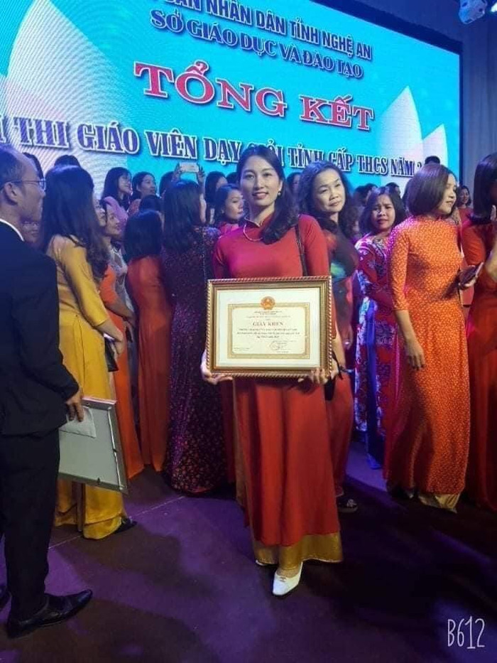 Cô giáo Lê Na nhận giấy khen (Ảnh nhân vật cung cấp) Cô giáo Lê Na nhận giấy khen (Ảnh nhân vật cung cấp)