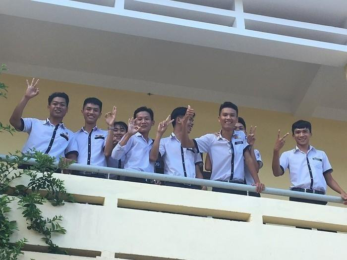 Học sinh huyện đảo Phú Quý (Ảnh tác giả) Học sinh huyện đảo Phú Quý (Ảnh tác giả)