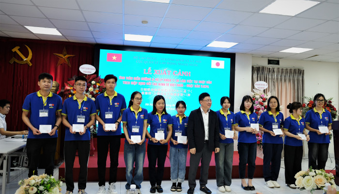 Các ứng viên EPA nhận giấy chứng nhận hoàn thành khóa học định hướng. GDVN_10.JPG