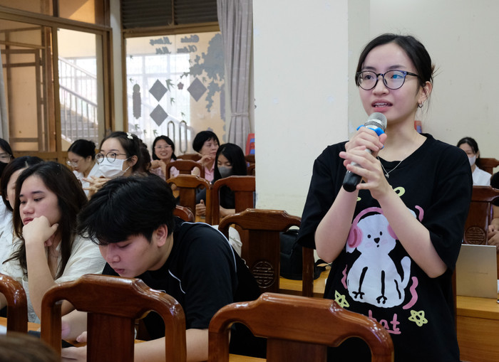Sinh viên Trường Cao đẳng Y tế Hà Nội bày tỏ sự hứng thú về chương trình EPA. GDVN_SV.JPG