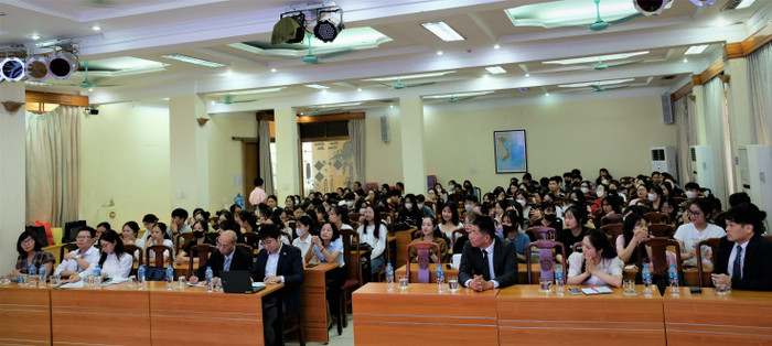 Hội thảo về chương trình EPA thu hút sự quan tâm của đông đảo sinh viên Trường Cao đẳng Y tế Hà Nội. GDVN-HTT.JPG