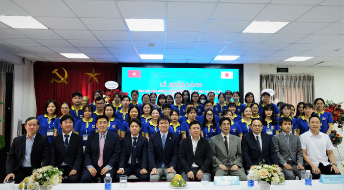 Các ứng viên EPA chụp ảnh kỷ niệm cùng các đại biểu, trước khi xuất cảnh sang Nhật Bản vào tối nay (ngày 4/6). GDVN_2.JPG