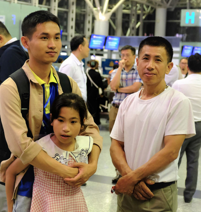 Cái ôm bịn rịn của hai anh em trước giờ lên máy bay. GDVN_34.JPG