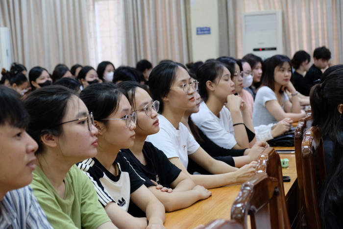 Sinh viên chăm chú lắng nghe. GDVN_SVN.JPG