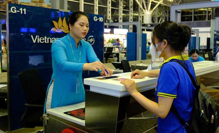 Ứng viên EPA làm thủ tục tại sân bay Nội Bài. GDVN_6.JPG