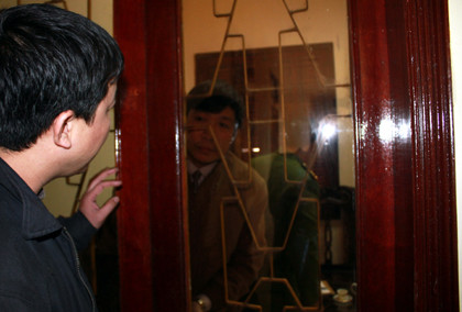 Ông Nguyễn Văn Khanh - Phó chủ tịch huyện (giữa) làm việc với CQĐT tại phòng riêng (Ảnh: Dân trí)