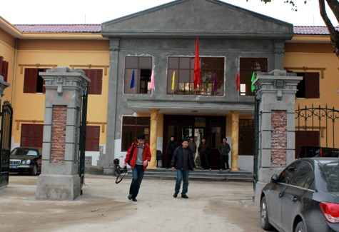 Nhiều phóng viên tới liên hệ công tác cũng đành ngậm ngùi ngồi đợi