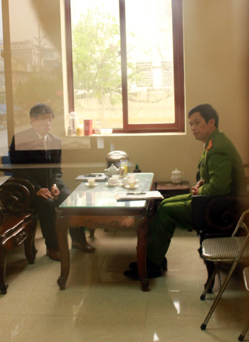 Ông Lê Văn Hiền tại cuộc làm việc với Điều tra viên CATP Hải Phòng sáng 09/2. (Ảnh: Thế Cường - Dân trí)