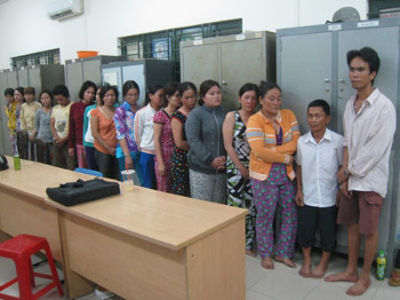 Một nhóm cờ bạc bịp bị lực lượng công an bắt giữ.