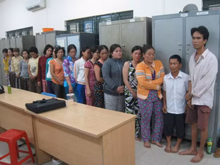 Một nhóm cờ bạc bịp bị lực lượng công an bắt giữ.