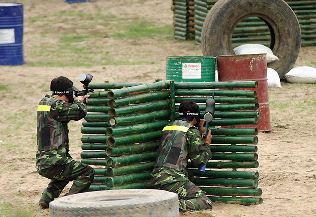 Các đội tham gia sẽ chia thành 2 phe, chiếm giữ 2 đầu thao trường. Hai bên sẽ tấn công và "hạ" đối thủ bằng cách bắn đạn sơn vào cơ thể và khu vực đầu. Đạn trúng tay, chân sẽ không được tính. Mỗi trận giả sẽ có từ 1-2 trọng tài bắt, những thành viên trúng đạn lập tức thoát ra khỏi cuộc đấu để các thành viên còn lại "chiến đấu" cho đến khi xác định được đội thắng.