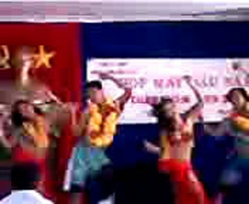 Hai cô gái ăn mặc thiếu vải múa tại buổi họp đầu năm tại phường Bình Hưng Hòa B, quận Bình Tân, TP.HCM. (Ảnh chụp lại từ video clip do một người dân cung cấp) Hai cô gái ăn mặc thiếu vải múa tại buổi họp đầu năm tại phường Bình Hưng Hòa B, quận Bình Tân, TP.HCM. (Ảnh chụp lại từ video clip do một người dân cung cấp)