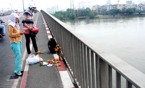 Người thân thắp hương nơi Khải tự tử Người thân thắp hương nơi Khải tự tử