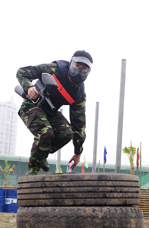Trang phục như đặc nhiệm, mũ bảo hiểm che kín mặt, những tay súng ẩn nấp sau từng góc khuất nhả đạn vào nhau. Nhiều tiếng hô vang lên, những người trúng đạn lập tức vị lôi ra khỏi khu vực... Cánh phóng viên dù ẩn nấp khá kỹ vẫn dính những phát đạn vào đầu. Đó là những gì diễn ra tại thao trường Km, Đại lộ Thăng Long, Mễ Trì, Từ Liêm, Hà Nội. Trong buổi khai trương thao trường, đã có hơn 10 đội tham gia, trung bình mỗi đội có từ 4 đến 6 thành viên. Thao trường có 8 trận địa giả với hệ thống công sự được xây dựng bằng tre, ụ đất, bao cát, cây xanh...
